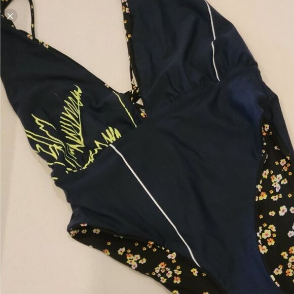 Maaji Ditsy Daisy Safari Plunge Reversible Swimsuit NWOT size Small - Picture 7 of 7